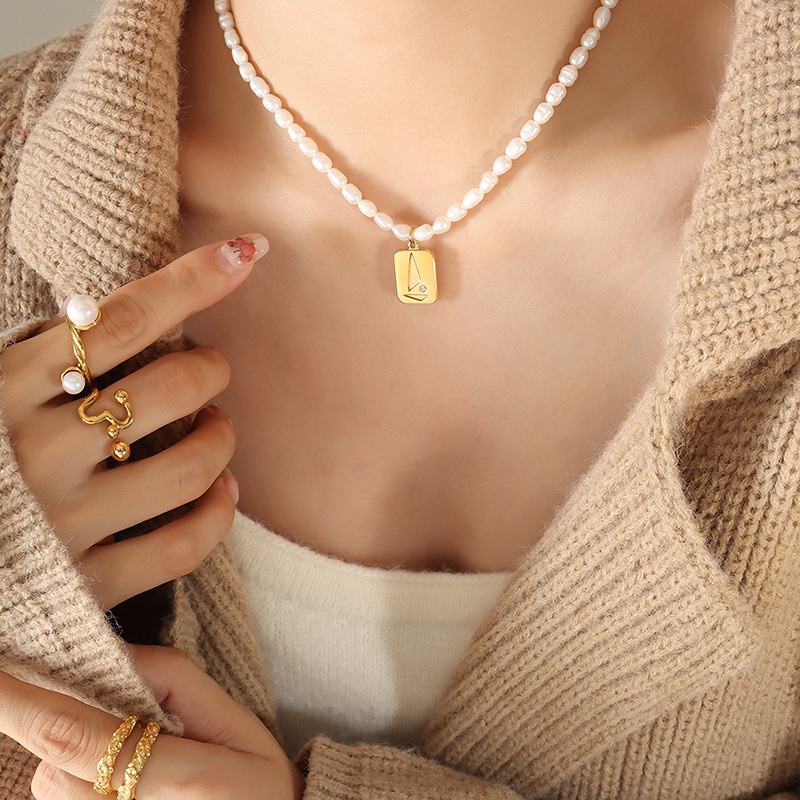 Vòng cổ Thép Titan Mặt Hình Tam Giác Đính Đá Zircon Và Ngọc Trai Không Phai Màu Sang Trọng