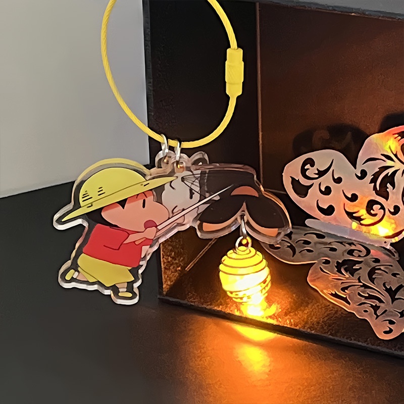 Ere1 Móc Khóa acrylic Họa Tiết Hoạt Hình Cậu Bé Bút Chì shin-chan Bắt Lửa Phát Sáng