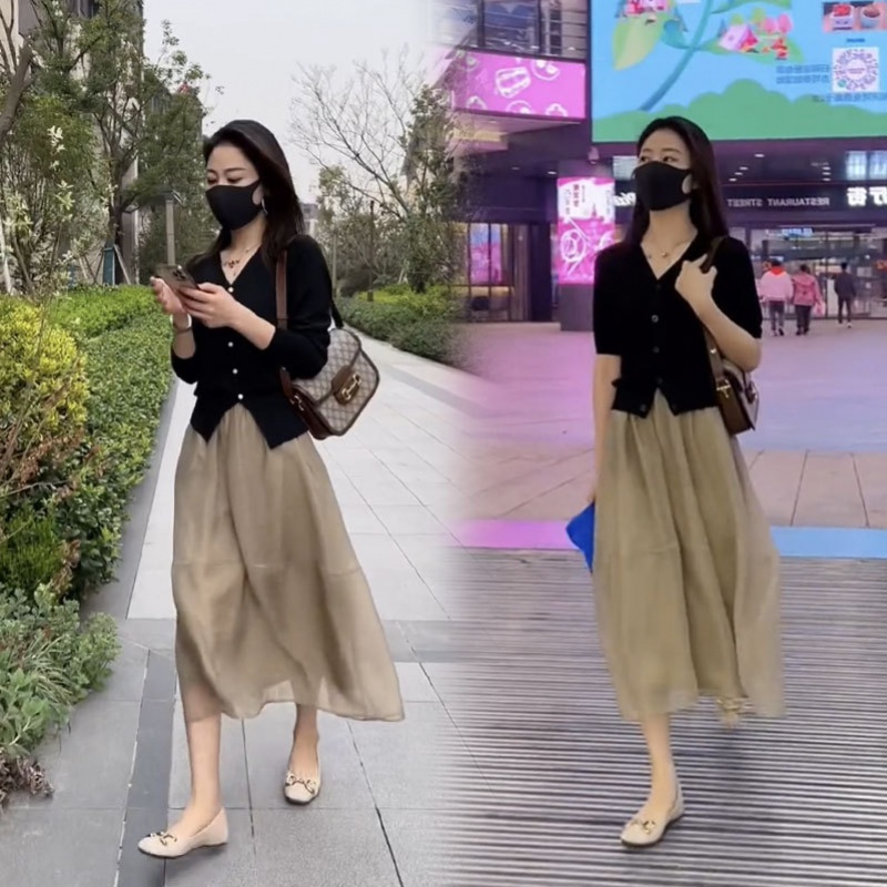 Phiên bản Hàn Quốc của bộ đồ nữ mùa hè mỏng thời trang phổ biến áo len dệt kim bằng lụa băng váy hai mảnh phù hợp với trang phục thường ngày