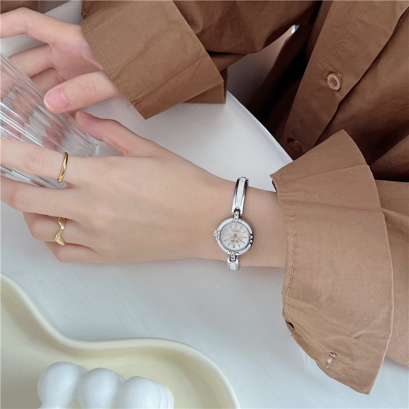 Đồng hồ nữ QUARTZ mặt kim tròn hiện đại thiết kế sang trọng tôn da sáng tay phong cách trưởng thành quyến rũ