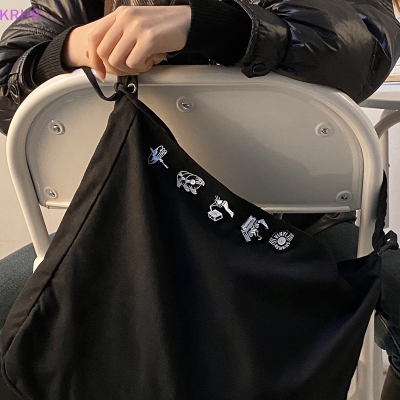 Huy Hiệu Cài Áo Hình Đĩa Than Kinh Dị Độc Đáo Mới