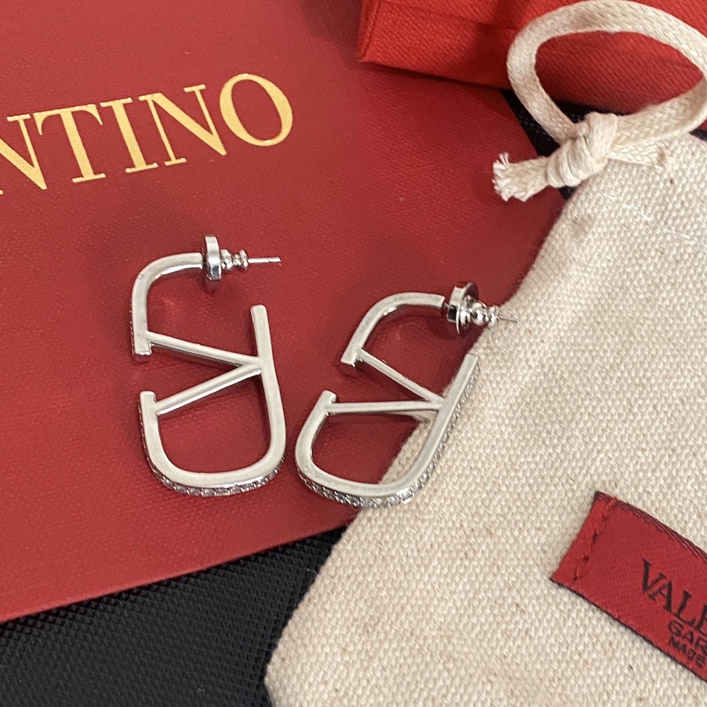 Bông Tai Dạng Vòng Chữ V Bằng Thép Titan Không Gỉ Chống Thấm Nước In Logo Valentino Thời Trang Cho Nữ