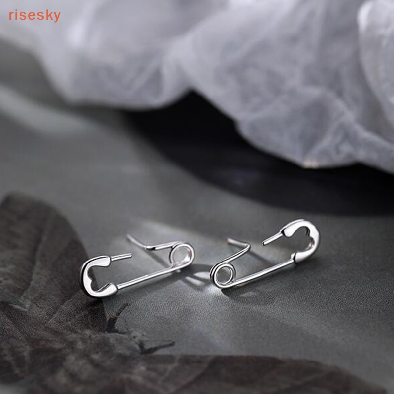 1 Đôi Bông Tai Hình Ghim Kẹp Giấy Màu Sắc Không Đồng Đều Phong Cách Gothic Dành Cho Nam Nữ