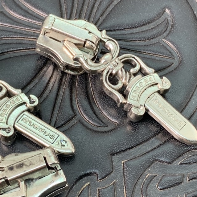 Đầu khóa dây kéo áo quần Chrome Heart .