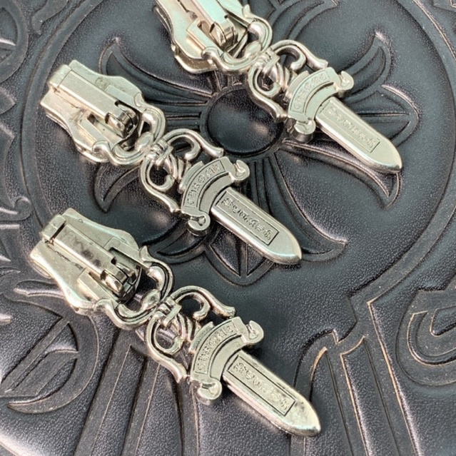 Đầu khóa dây kéo áo quần Chrome Heart .