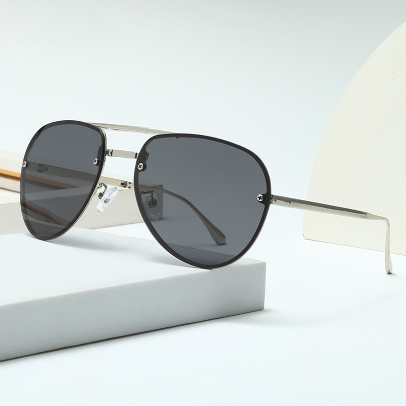 Kính Mát Gọng Kim Loại Mới Cho Cả Nam Và Nữ