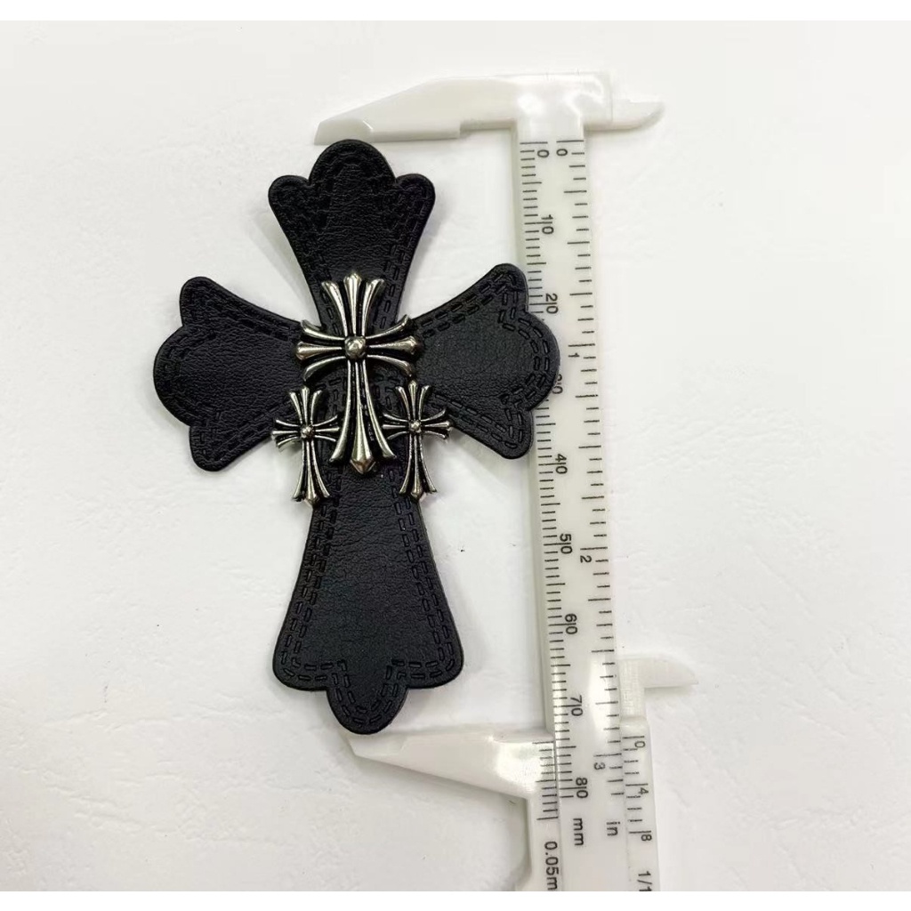 Logo chrome heart da pu cao cấp kèm cross .