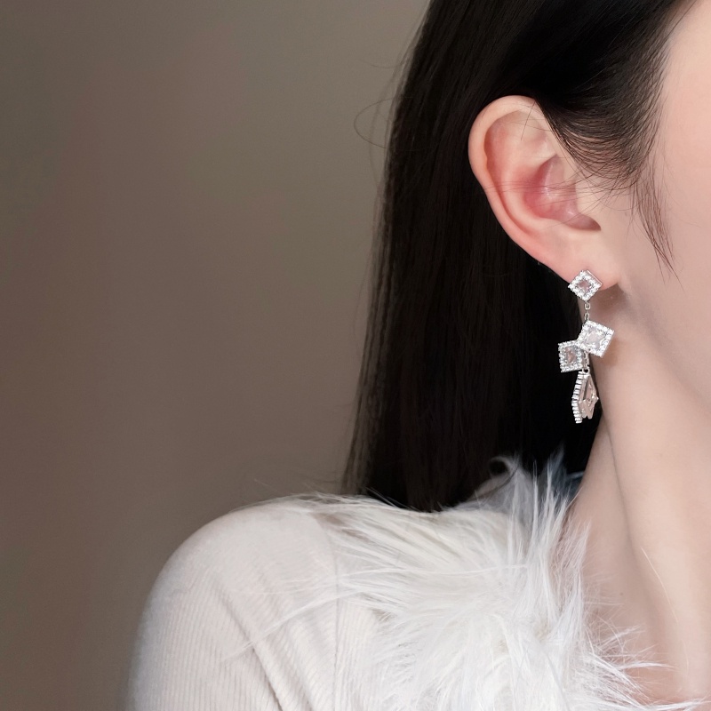 Bông Tai Dáng Dài Đính Đá Phối Tua Rua Phong Cách Pháp Thời Trang Cho Nữ