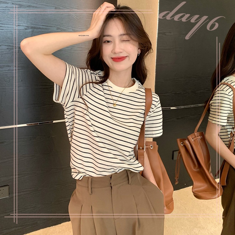 Áo Thun Nữ Cổ Tròn Ngắn Tay Sọc Ngang