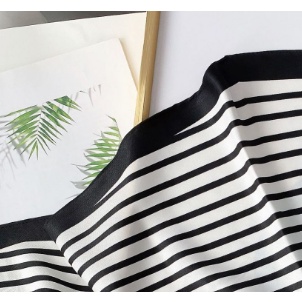 Khăn Choàng Lụa Kẻ Sọc Xanh Navy Thời Trang Mùa Hè