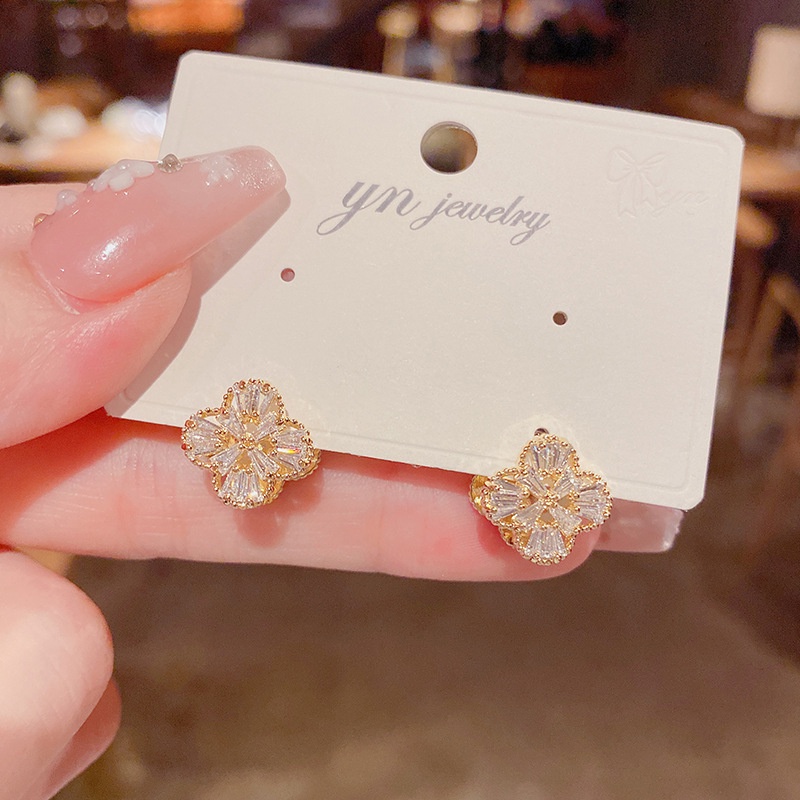 Khuyên Tai Hình Hoa Lá Bốn Lá Đính Đá Zircon Hai Mặt Màu Đen Phong Cách Mới Tinh Tế Đơn Giản