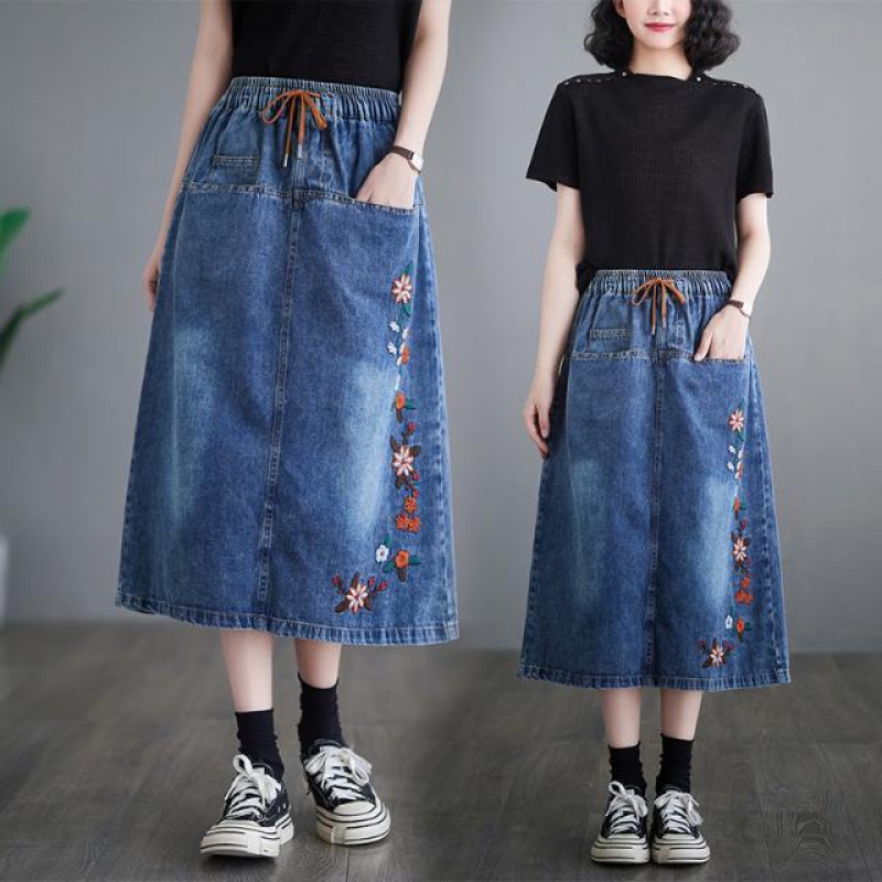 Chân Váy Denim Dài Qua Gối Xẻ Tà Lưng Thun Thêu Hình Quả Lê