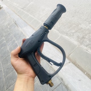 Súng phun xịt rửa xe áp lực cao màu đen.