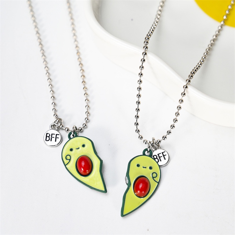 Bộ 2 Vòng cổ Mặt Hình Trái Bơ Dễ Thương Có Từ Tính