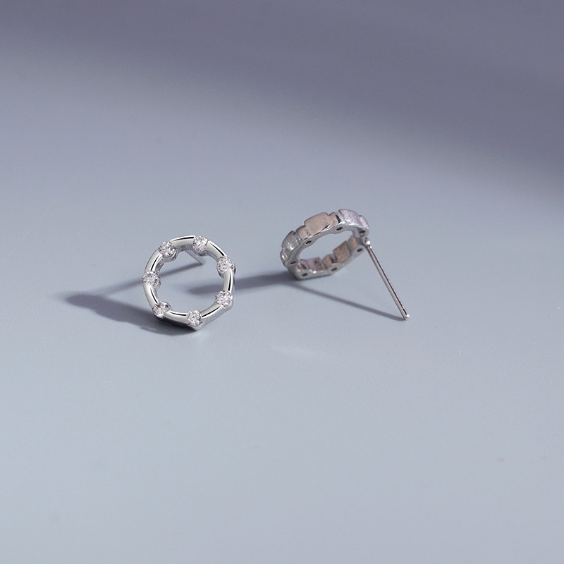 Bông Tai Hình Tròn Rỗng Dát Đá Đơn Giản Sáng Tạo Cho Nữ