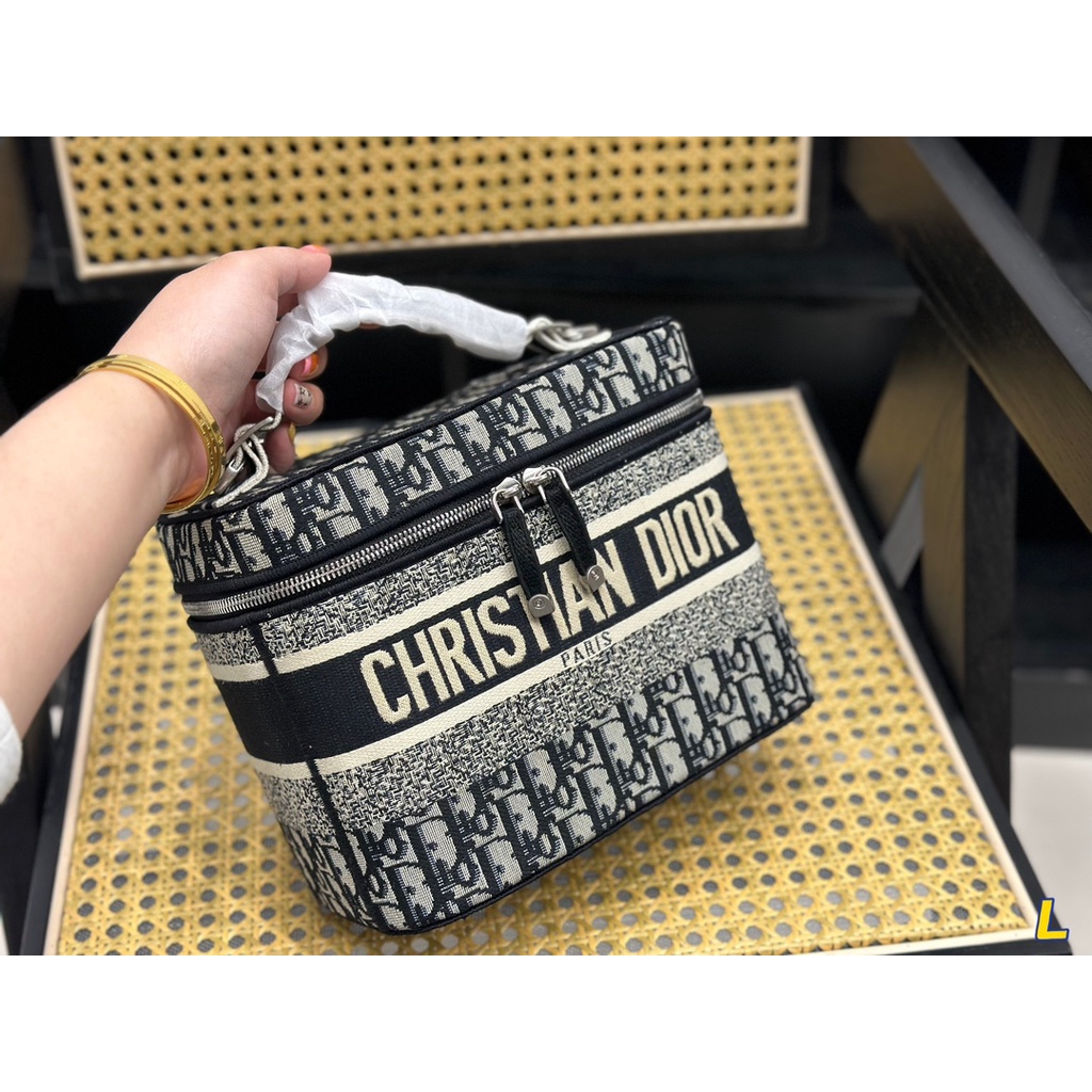 Hộp Đựng Mỹ Phẩm Xách Tay Dior Thiết Kế Dễ Thương Cho Nữ