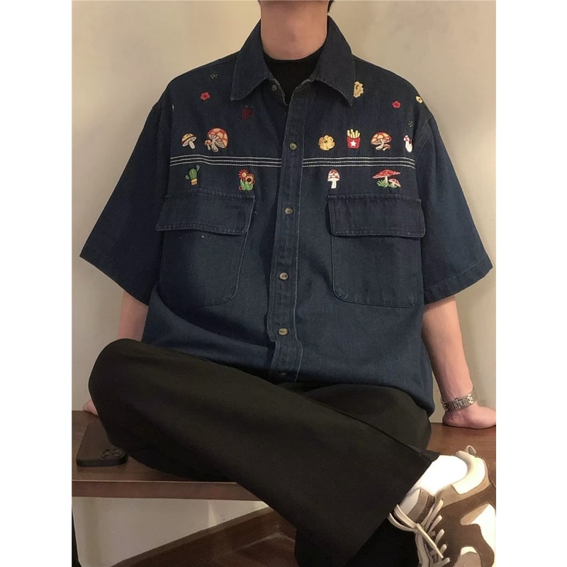 Áo Sơ Mi Tay Ngắn Cổ Bẻ Chất Liệu Denim Thêu Họa Tiết Hoạt Hình Phong Cách Retro Mỹ Cho Nam Nữ