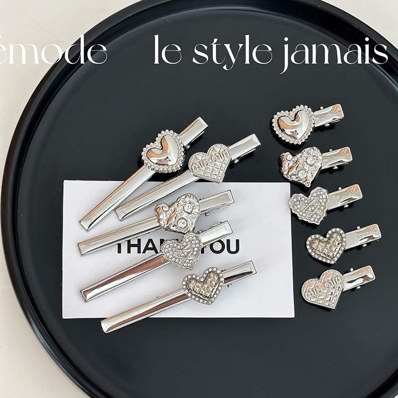 Kẹp Tóc Mỏ Vịt Bằng Kim Loại Họa Tiết Trái Tim Phong Cách Hong Kong Retro