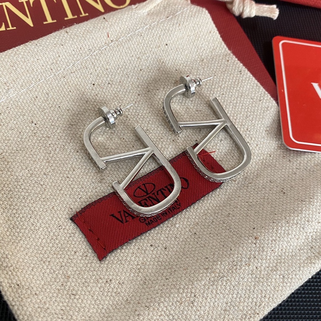Bông Tai Dạng Vòng Chữ V Bằng Thép Titan Không Gỉ Chống Thấm Nước In Logo Valentino Thời Trang Cho Nữ