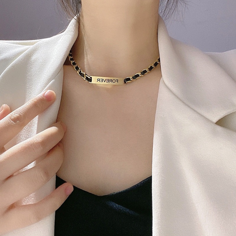 Niche Vòng Cổ Ngắn Bằng Da Dệt Phối Thép Titan Nhẹ In Chữ Thời Trang Cho Nữ