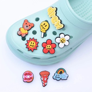 Giày crocs in hình gấu và thỏ màu cầu vồng dễ thương trang trí cho nữ