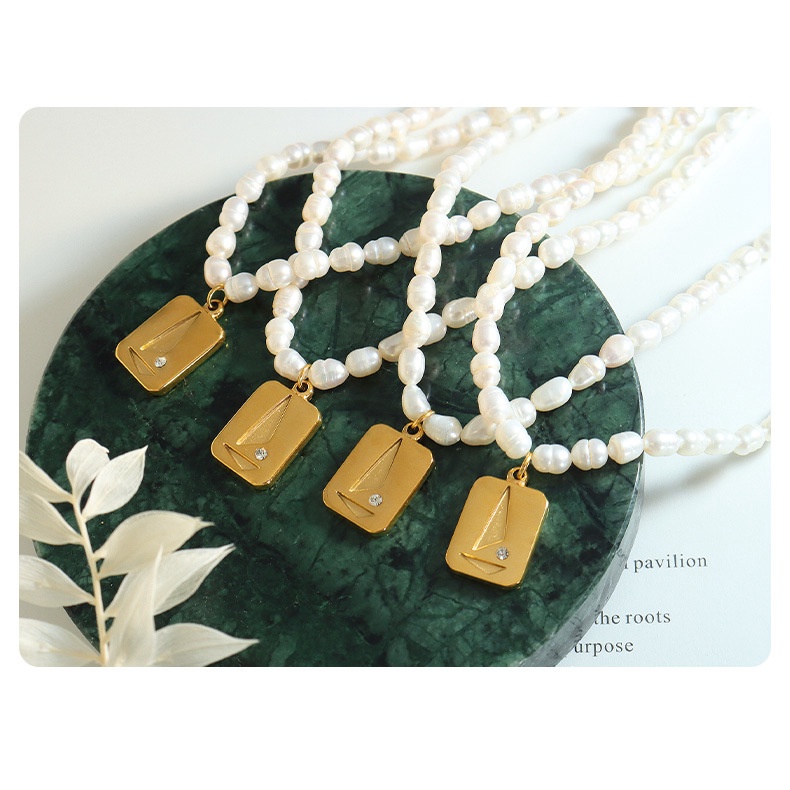 Vòng cổ Thép Titan Mặt Hình Tam Giác Đính Đá Zircon Và Ngọc Trai Không Phai Màu Sang Trọng