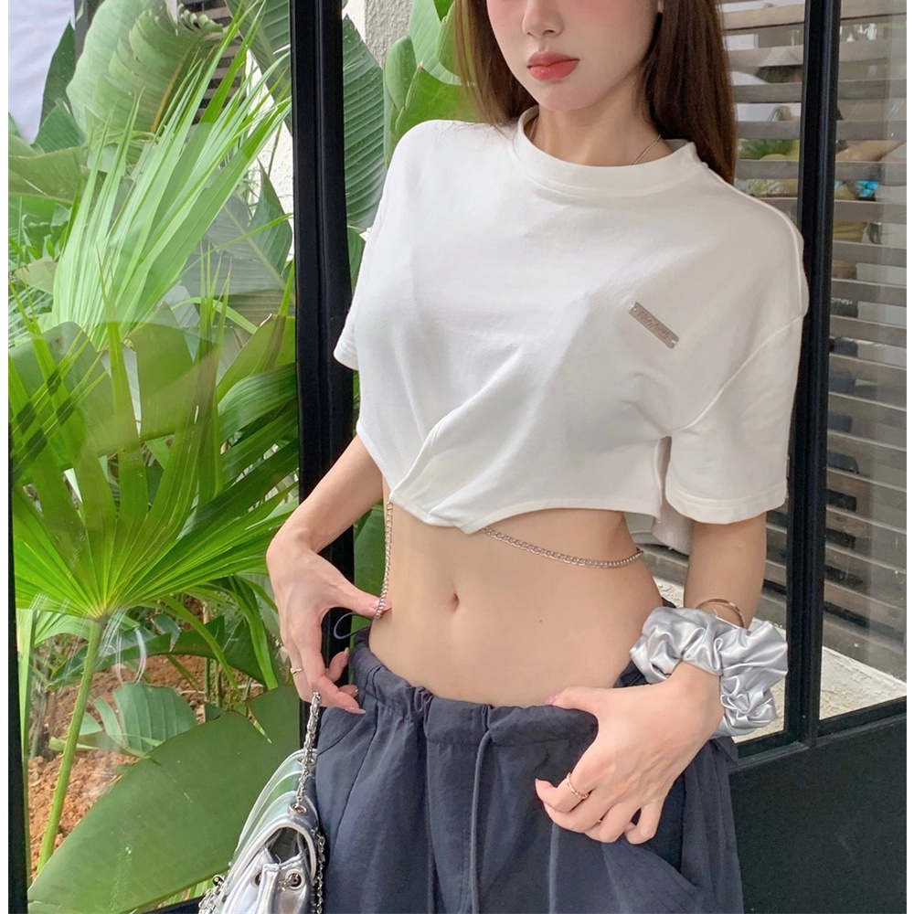 Stylish chain design white short t-shirt, perfect for women's casual street style
