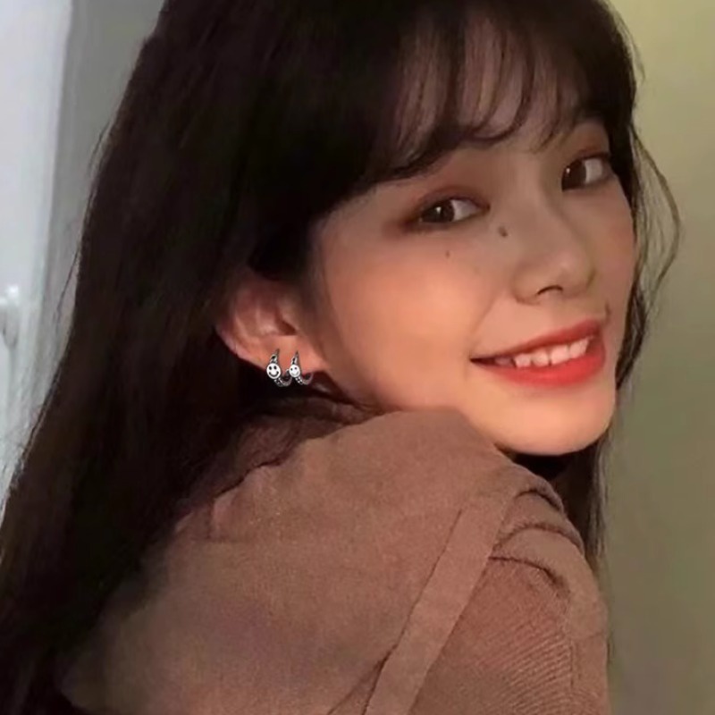 Bông tai WE FLOWER thép không gỉ vòng tròn hình mặt cười không gây dị ứng phong cách punk cho nữ