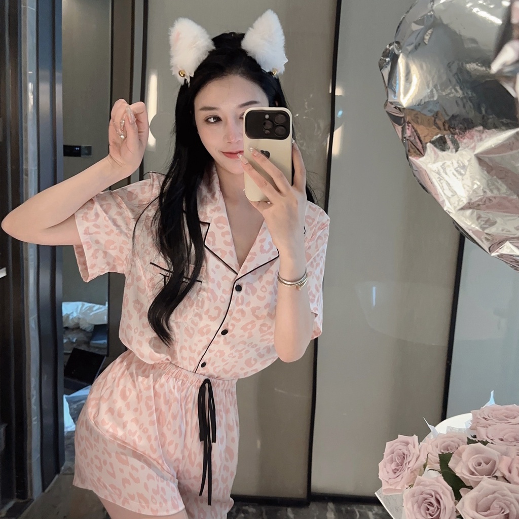Bộ Đồ Ngủ Vải Lụa Họa Tiết Báo Hồng Quyến Rũ Cho Nữ