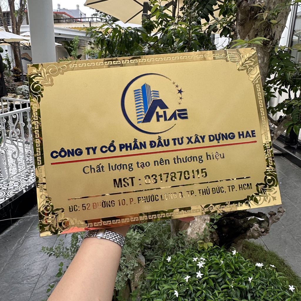BẢNG, BIỂN CÔNG TY. Inox 304 vàng gương. Dựng chân nổi. Nội dung, họa tiết ăn mòn. Ngoài trời, cao cấp. BCT-PMV158