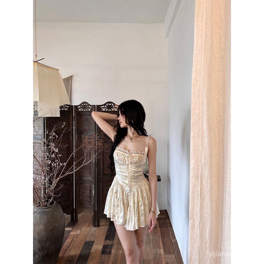 Đầm ba lê hai dây phong cách Pháp thuần khiết ngọt ngào gợi cảm thời trang mùa hè 2023