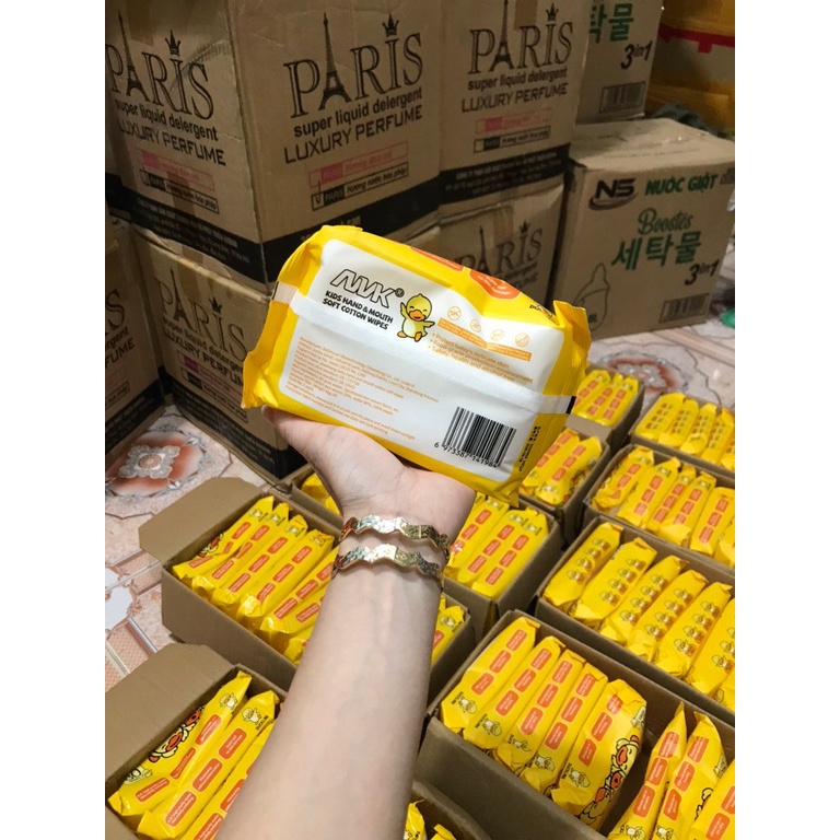 1 gói Khăn giấy ướt vịt vàng