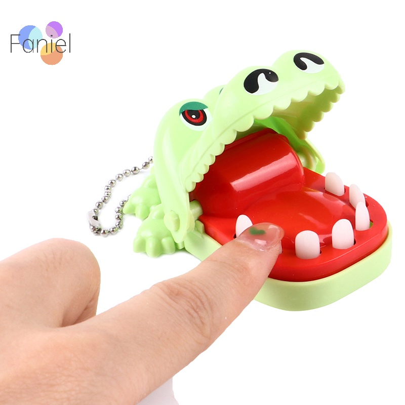 Đồ Chơi Móc Khóa Hình Cá Sấu Cắn Ngón Tay Sáng Tạo Cỡ Nhỏ M I