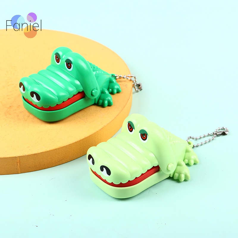 Đồ Chơi Móc Khóa Hình Cá Sấu Cắn Ngón Tay Sáng Tạo Cỡ Nhỏ M I