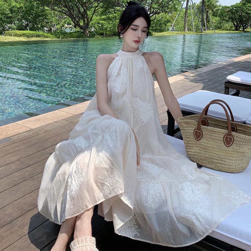 Đầm Xòe Không Tay Hở Vai Thêu Hoa Mơ Phong Cách Pháp Cổ Điển