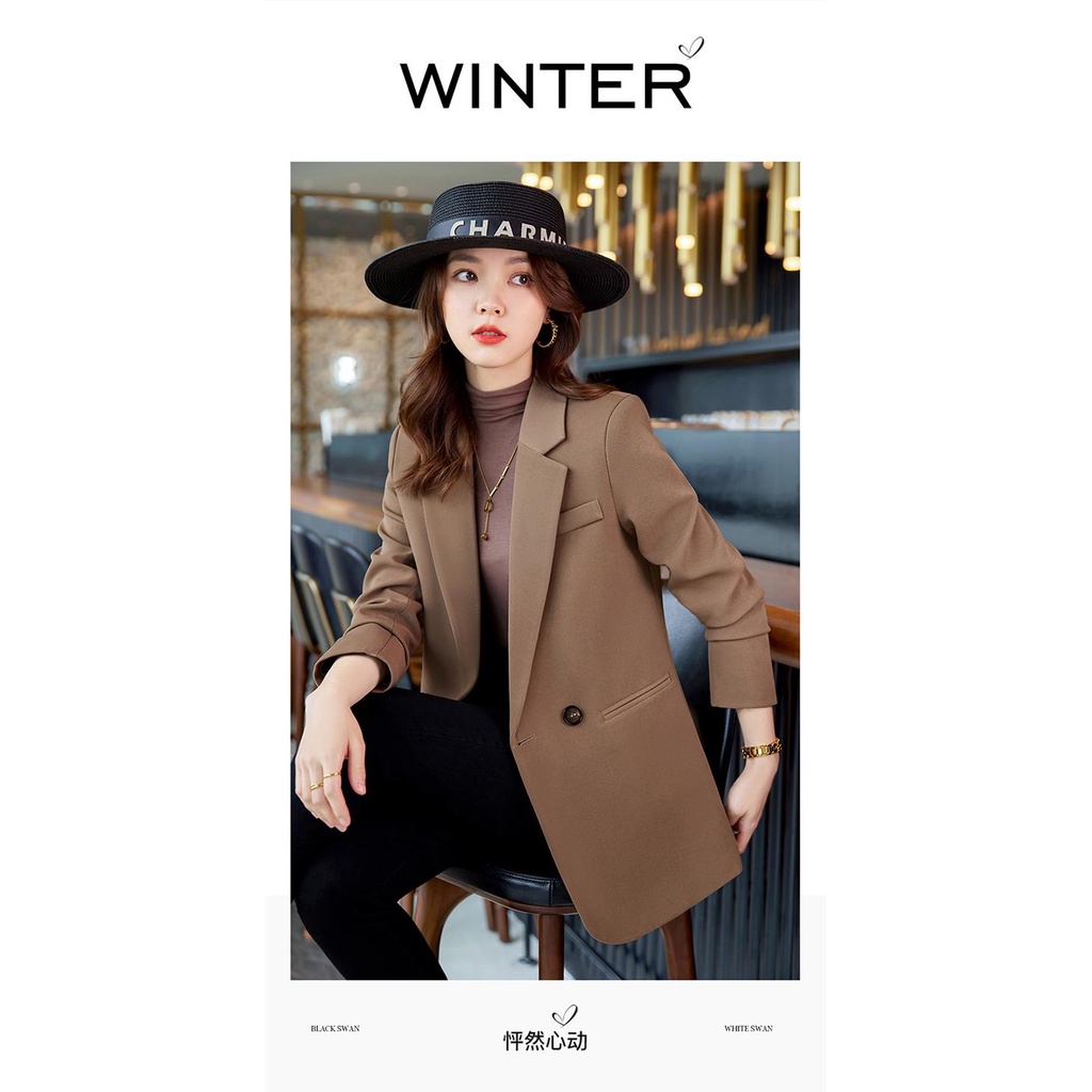 Áo Khoác Vest màu đen cho nữ mùa xuân thu năm 2023 phong cách thời trang tạo cảm giác cao cấp và thiết kế độc đáo với nút kép là một chiếc áo vest thời trang và ôm sát