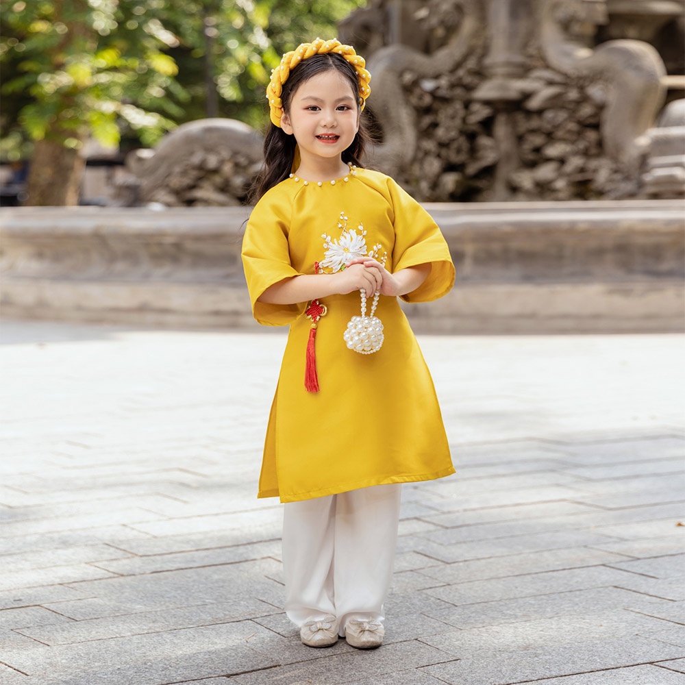 Áo dài bé gái thêu ruy băng thủ công hoa Cúc vải taffta đứng form set áo kèm quần MamLa