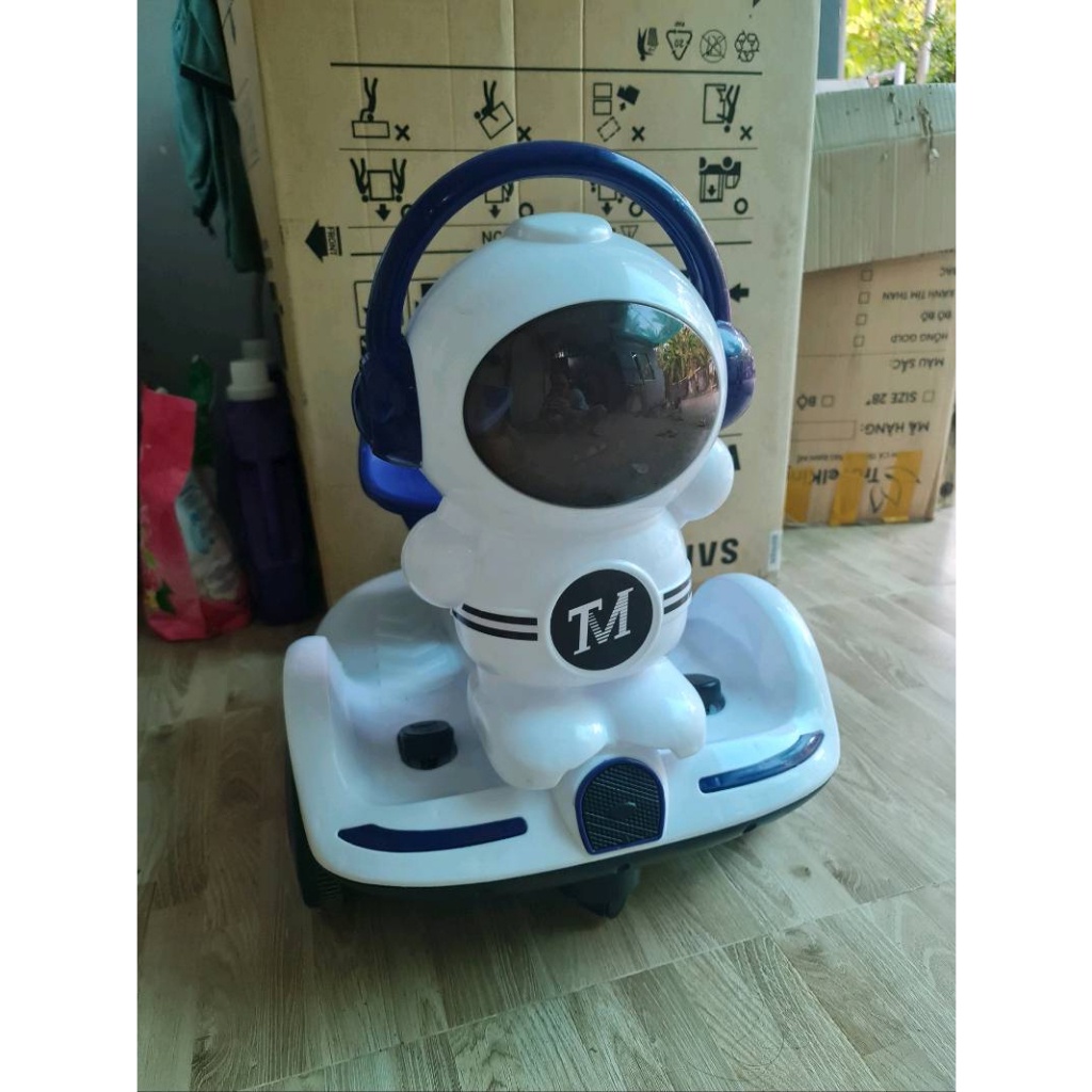Xe máy điện cho bé, Xe ô tô điện trẻ em cân bằng xoay 360 độ có nhạc đèn hình Robot