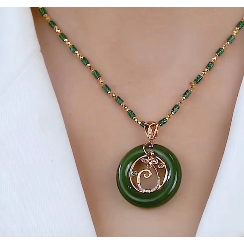 Dây Chuyền Ngọc Bích Mặt Hình Hoa An Toàn Có Khóa Cài Cho Bạn Gái