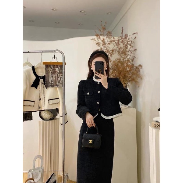 Váy set đen: áo cổ tàu bèo trắng tay dài, chân váy a dài cùng set