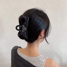 Kẹp Tóc Đính Đá Hình Trái Tim Màu Đen Chất Liệu Nhung Cao Cấp Thời Trang Cho Nữ