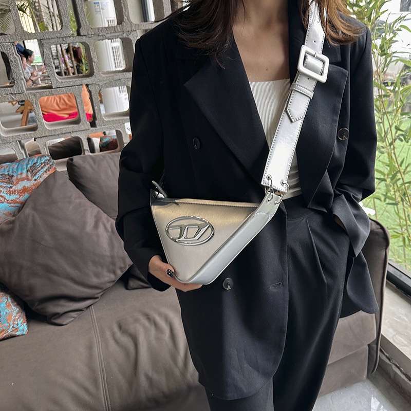Túi Đeo JASMIN NOIR Chéo Da pu Hình Tam Giác In Chữ Cá Tính Cho Nữ