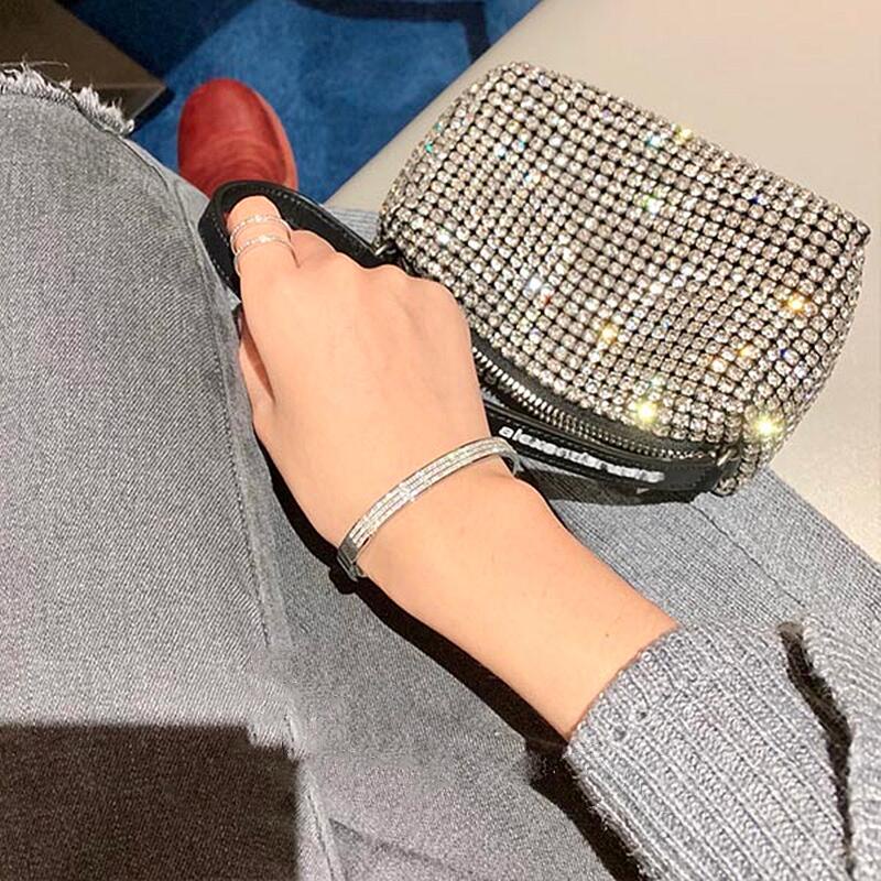 Vòng tay titan không gỉ mạ vàng 18k thiết kế 3 hàng đá lấp lánh thời trang sang trọng dành cho nữ