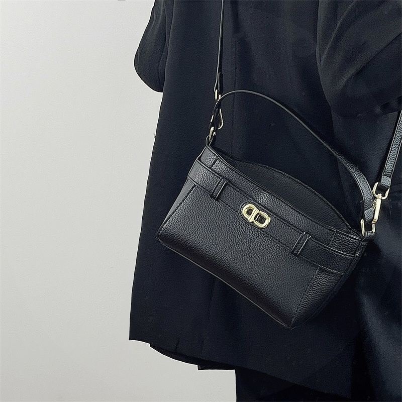 Túi xách nữ cầm tay đeo chéo màu đen chất da PU mã mới hottrend mã t84 TIEMGIAYYEN3