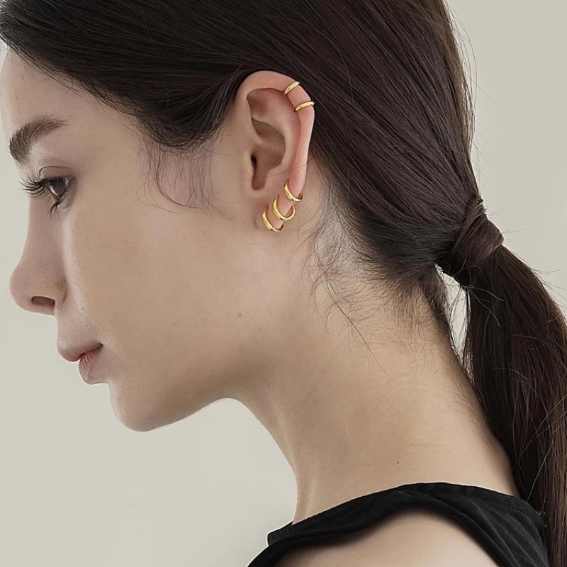 1 Khuyên Tai Tròn Bằng Thép Không Gỉ Bóng Cổ Điển Màu Vàng / Bạc Thời Trang unisex