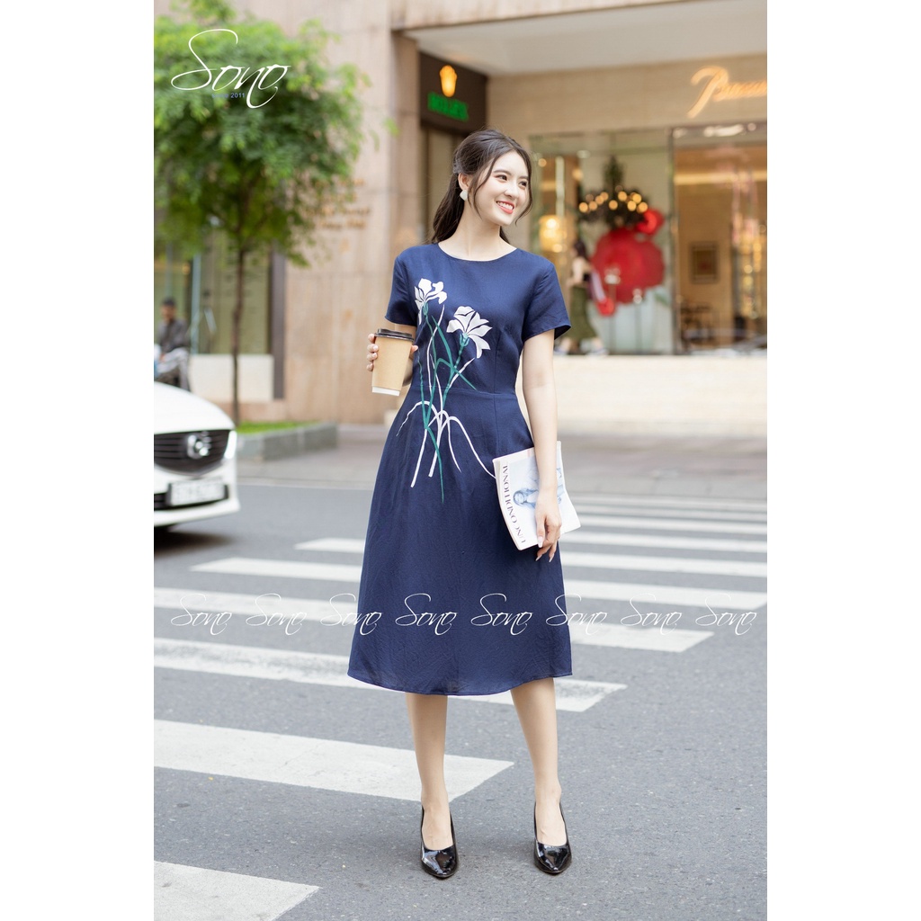 SONO - Đầm linen có tay vẽ hoa ly trắng