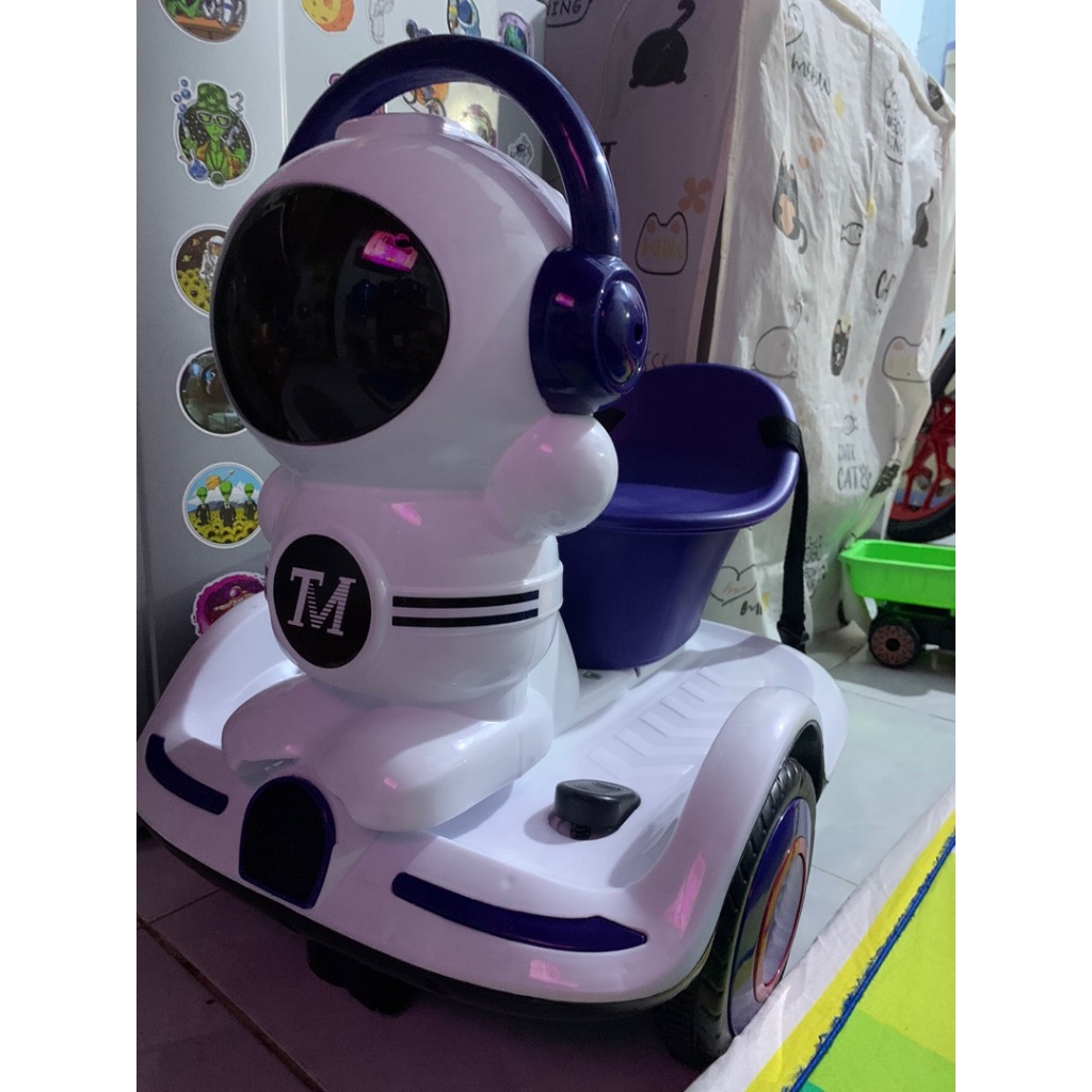 Xe máy điện cho bé, Xe ô tô điện trẻ em cân bằng xoay 360 độ có nhạc đèn hình Robot