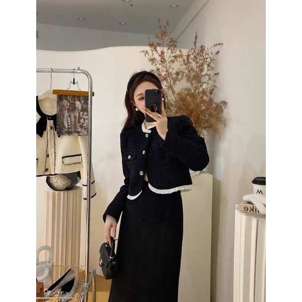 Váy set đen: áo cổ tàu bèo trắng tay dài, chân váy a dài cùng set