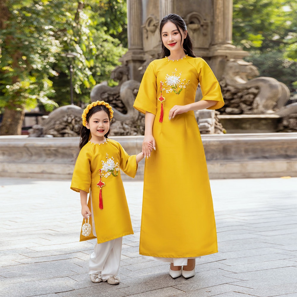 Áo dài bé gái thêu ruy băng thủ công hoa Cúc vải taffta đứng form set áo kèm quần MamLa