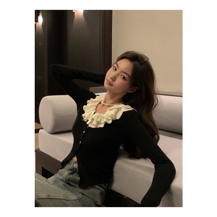 Áo sweater Tay Dài Cổ Lá Sen Màu Đen Trơn Ôm Dáng Cho Nữ